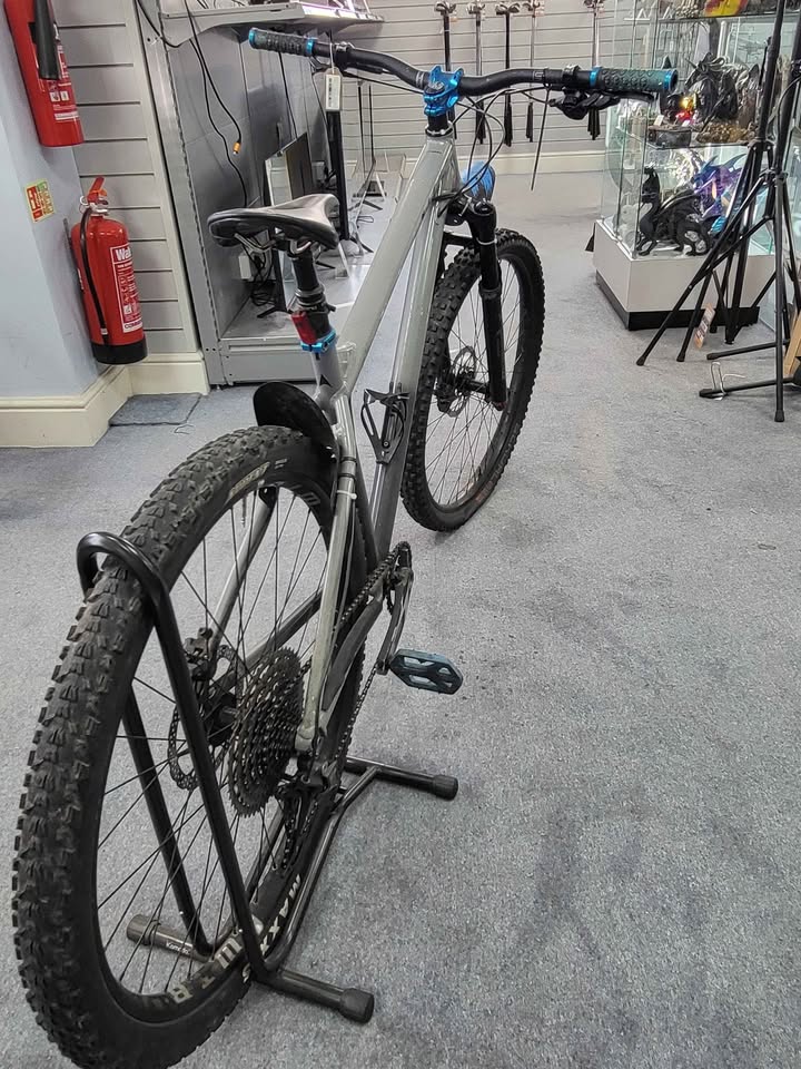 Vitus Sanitier Downhill MTB - 29"Wheels - Lrg Frame - 11 Speed - Bomber Z2 Front Folks