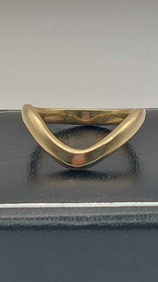 9CT 375 HALLMARKED, YELLOW GOLD, RING WITH SHAPED DESIGN. SIZE Q/8, 4.5G, BOXED