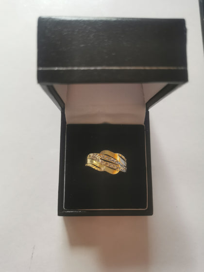14CT WHITE AND YELLOW GOLD PATTERN RING SIZE - Q - 1.65G.
