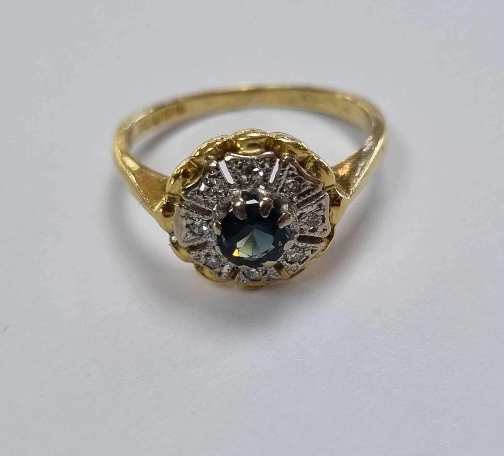 18ct gold ring sapphire & diamond L1/2