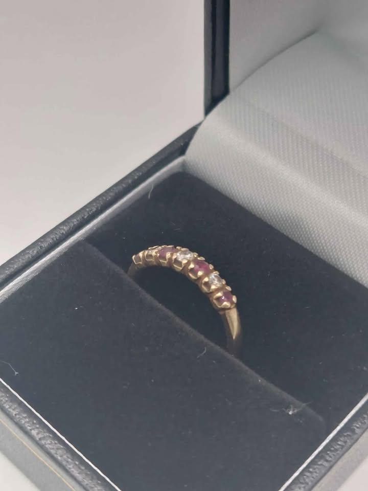 (9ct Hallmarked&Tested), Gold Ring With Red And White Gems, Weight: 1.20g, Size L