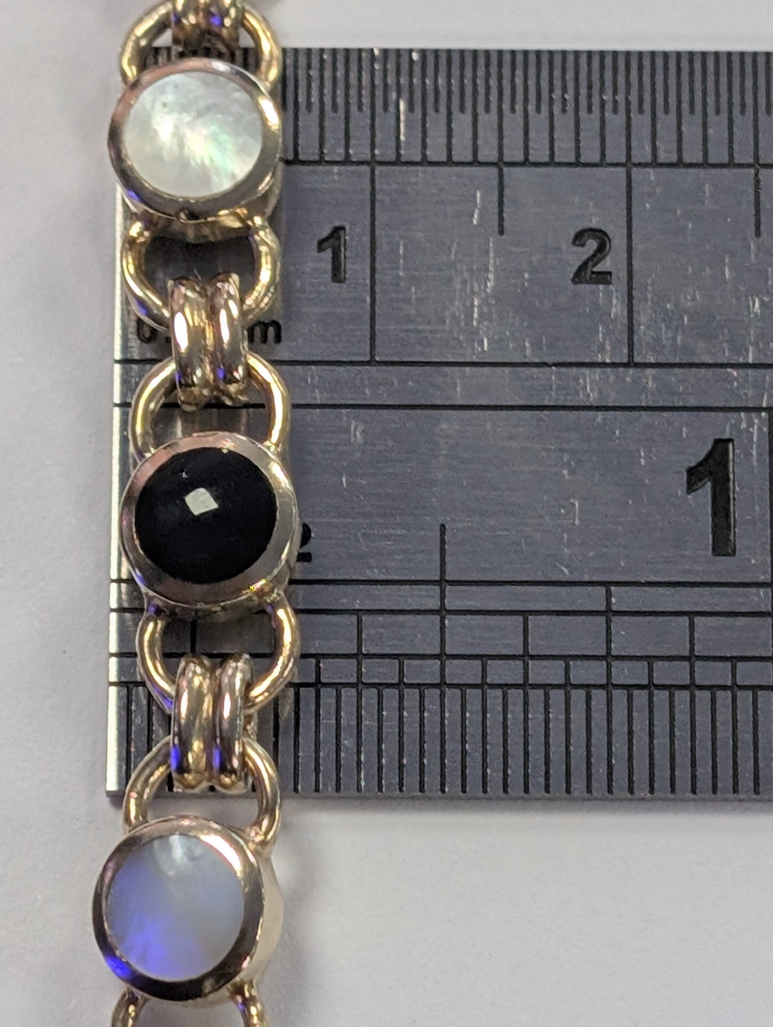 9ct gold  mother of pearl style bracelet