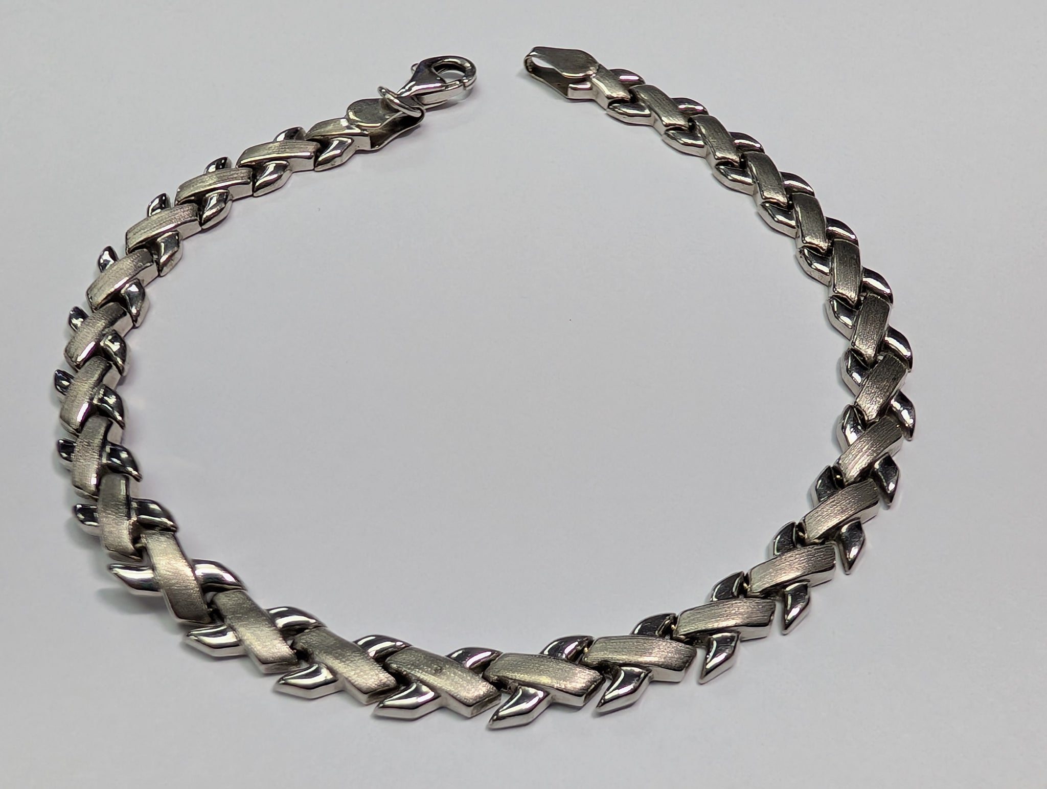9ct white gold flat x bracelet