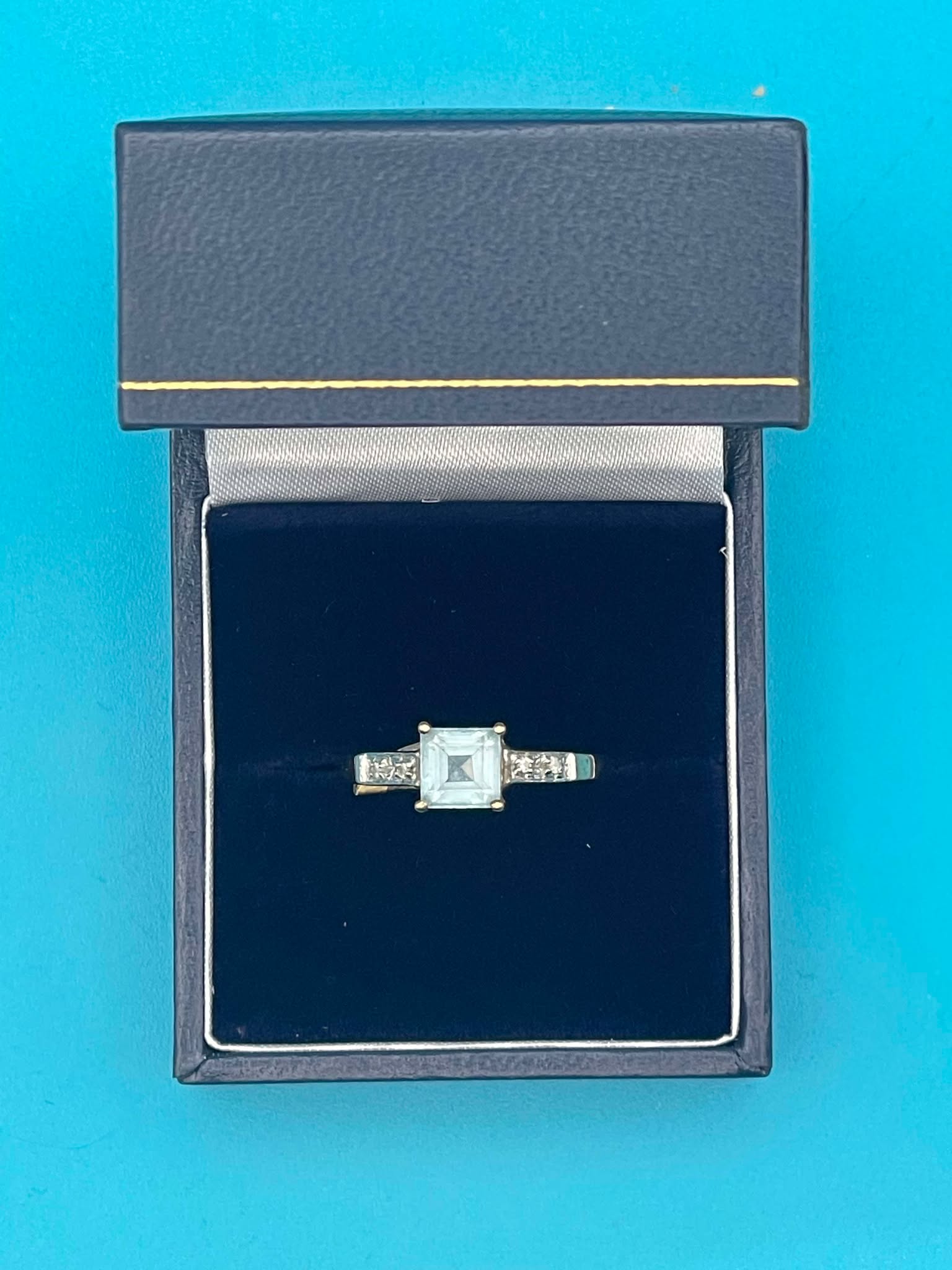 9CT GOLD RING - U