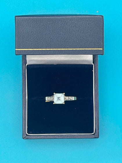 9CT GOLD RING - U