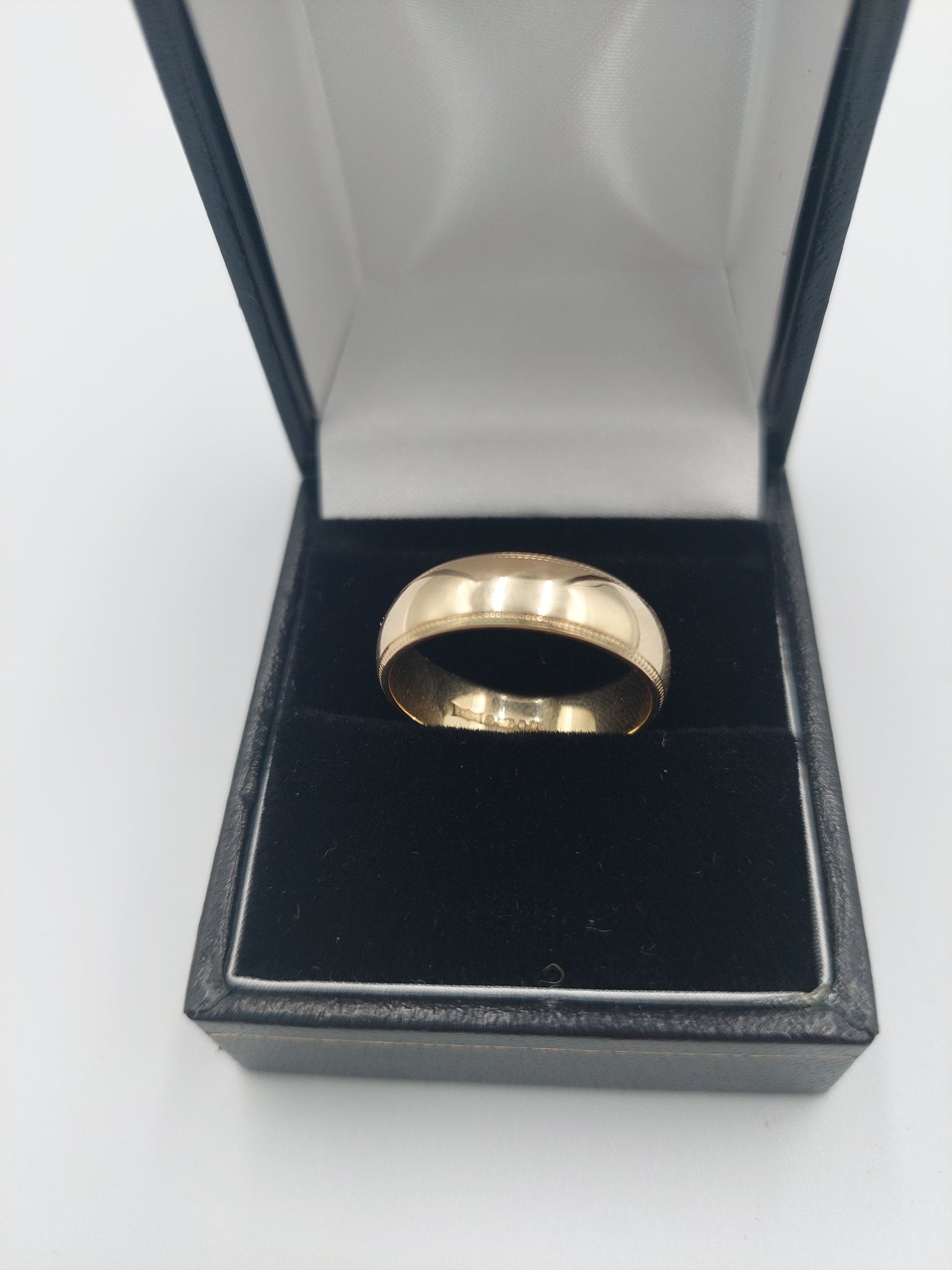 9K Solid Gold Band/Ring with Patterned Outline, Weight: 4.1Grams, Size R - Box Included