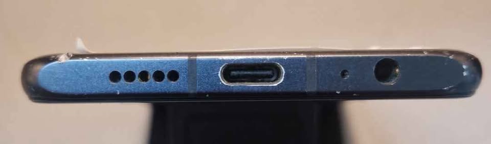 Huawei P30 128GB Mobile Phone - Black - Unlocked - Unboxed. Small crack on camera . does not affect photos