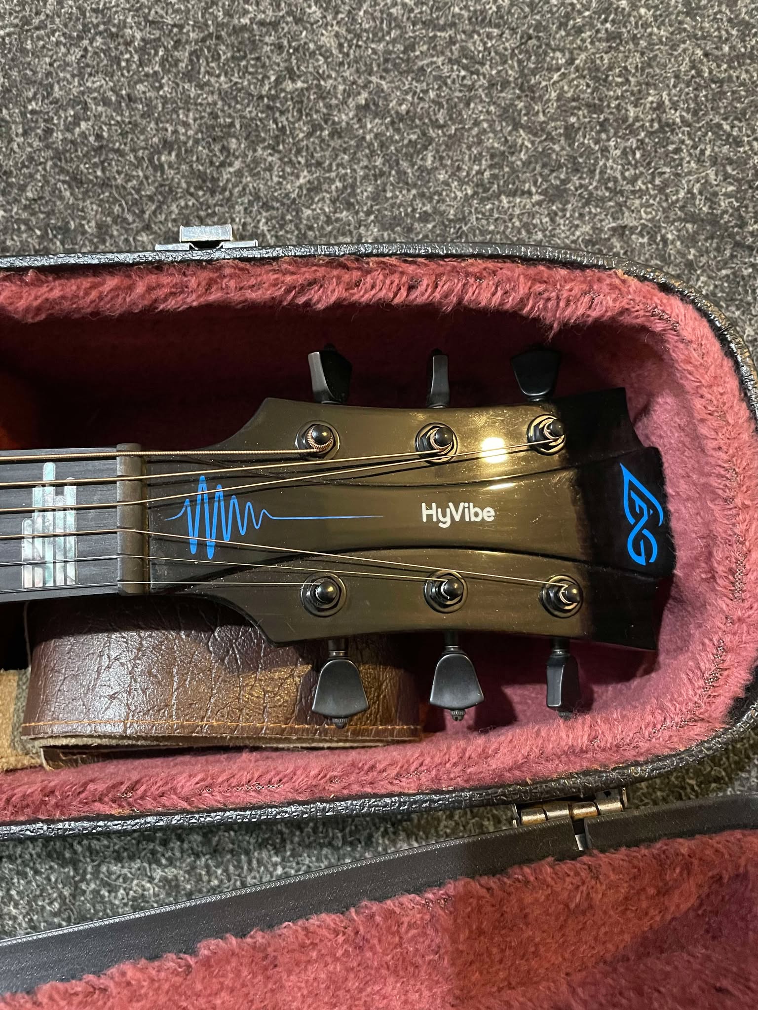 LÃG Tramontane Dreadnought Cutaway Acoustic Guitar with HyVibe