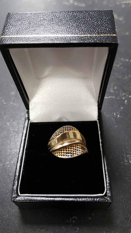 14ct gold ring ,weight 4.14 .size Q..