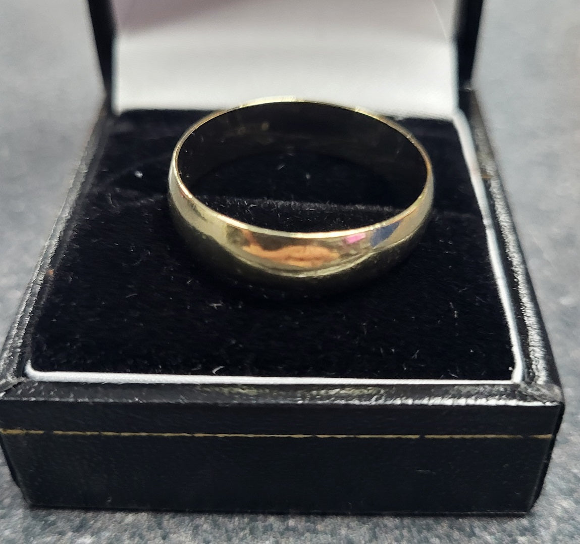 9CT - Yellow Gold Band Ring - 4.08g - Size Y. Hallmarked.