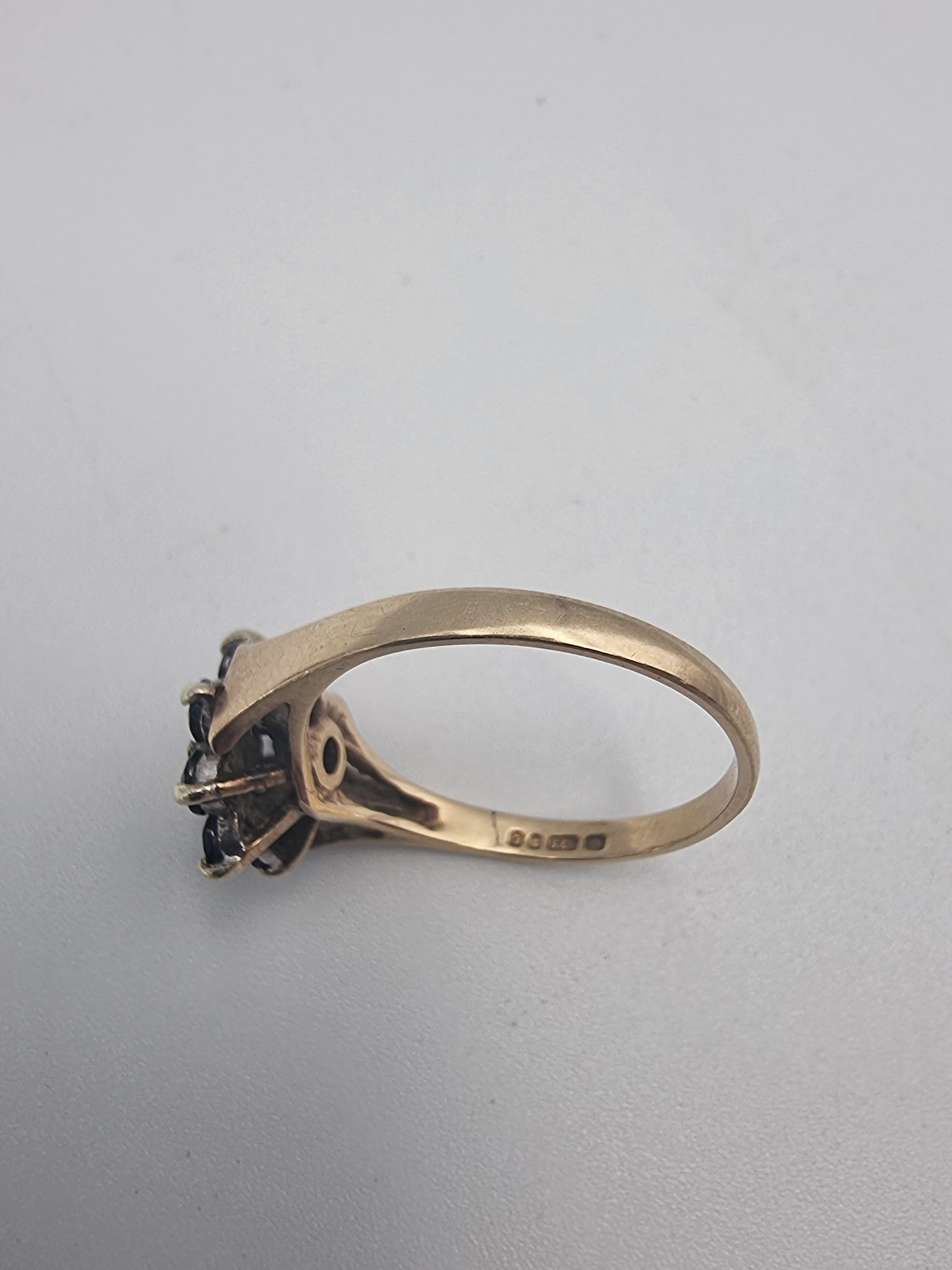 9CT Yellow gold fully hallmarked women's ring 2.85g size P with 8 black stones and cz center stone set