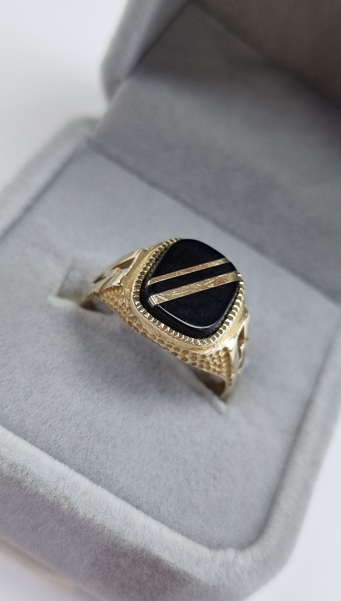 9ct gold onyx Ring Size R