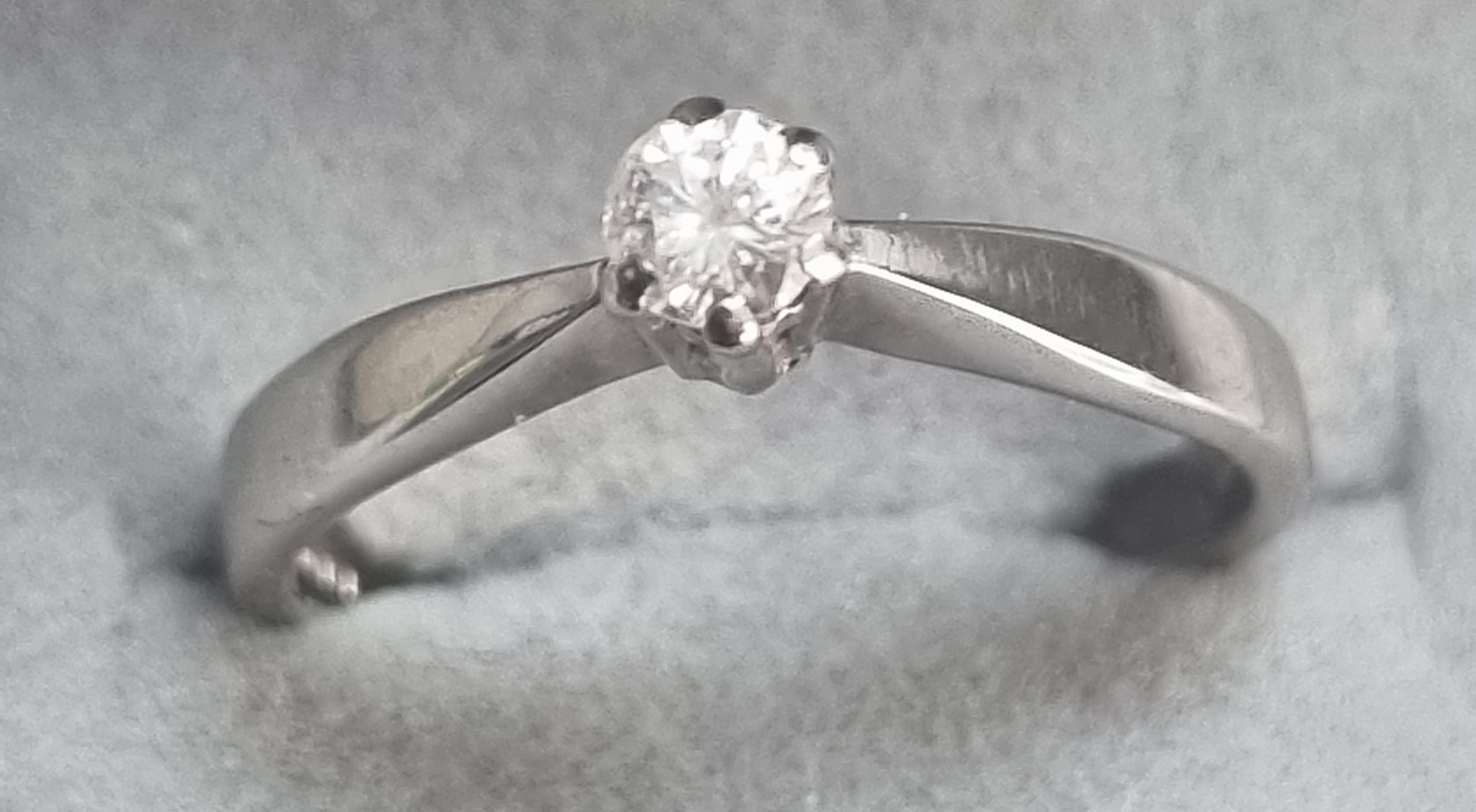 18ct White Gold Diamond Ring Size "O"