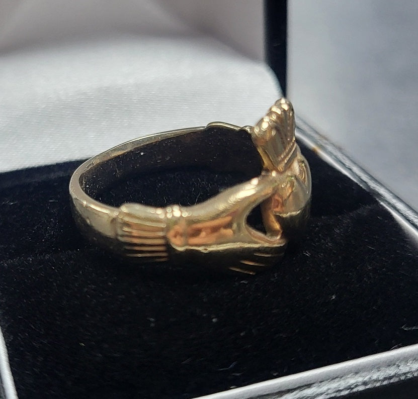 9ct Yellow Gold Cladagh Ring - 6.14G - Size Q. Hallmarked