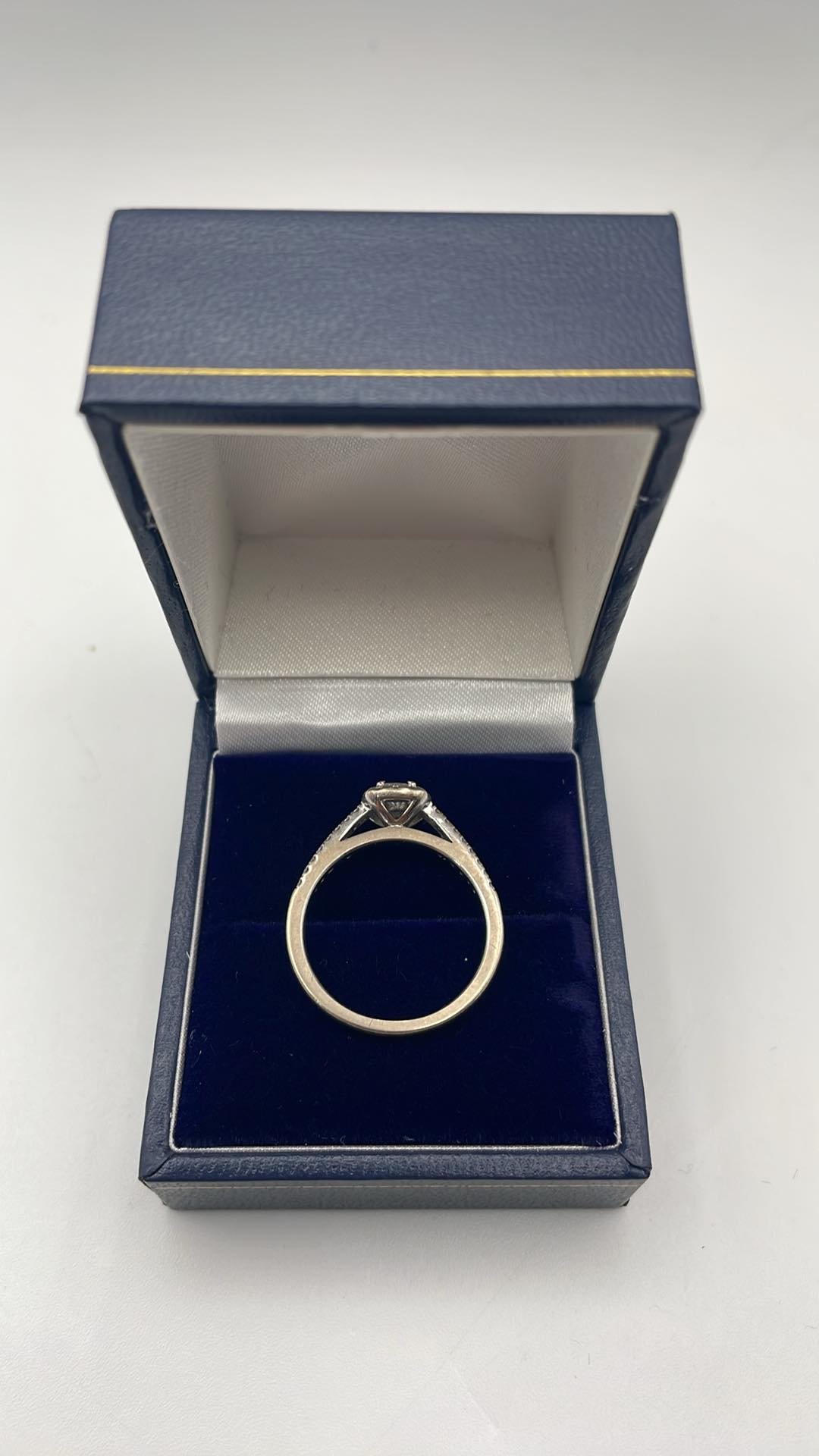 18ct white gold diamond ring