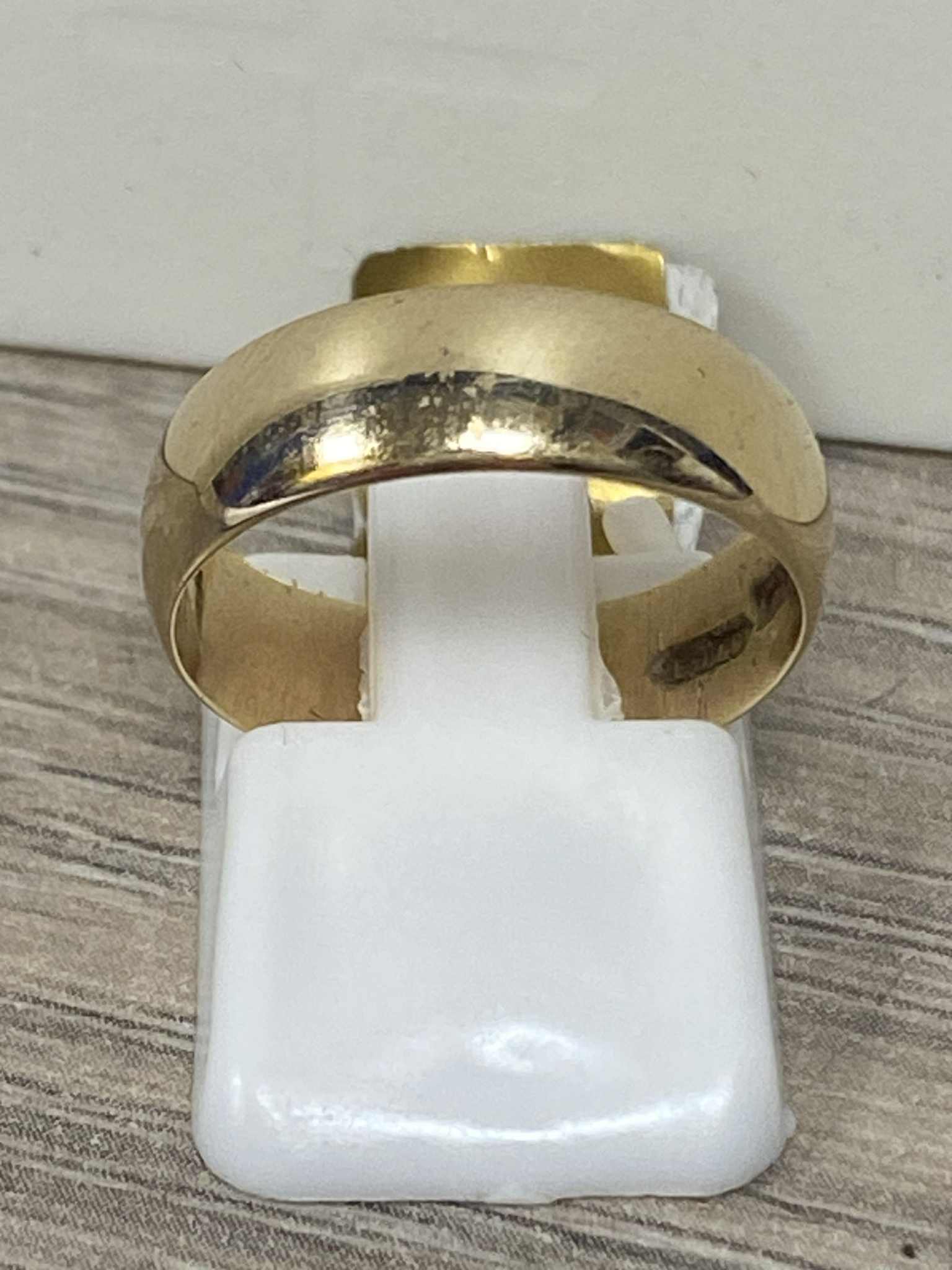 9ct Gold Ring (Size M) Apx 3g