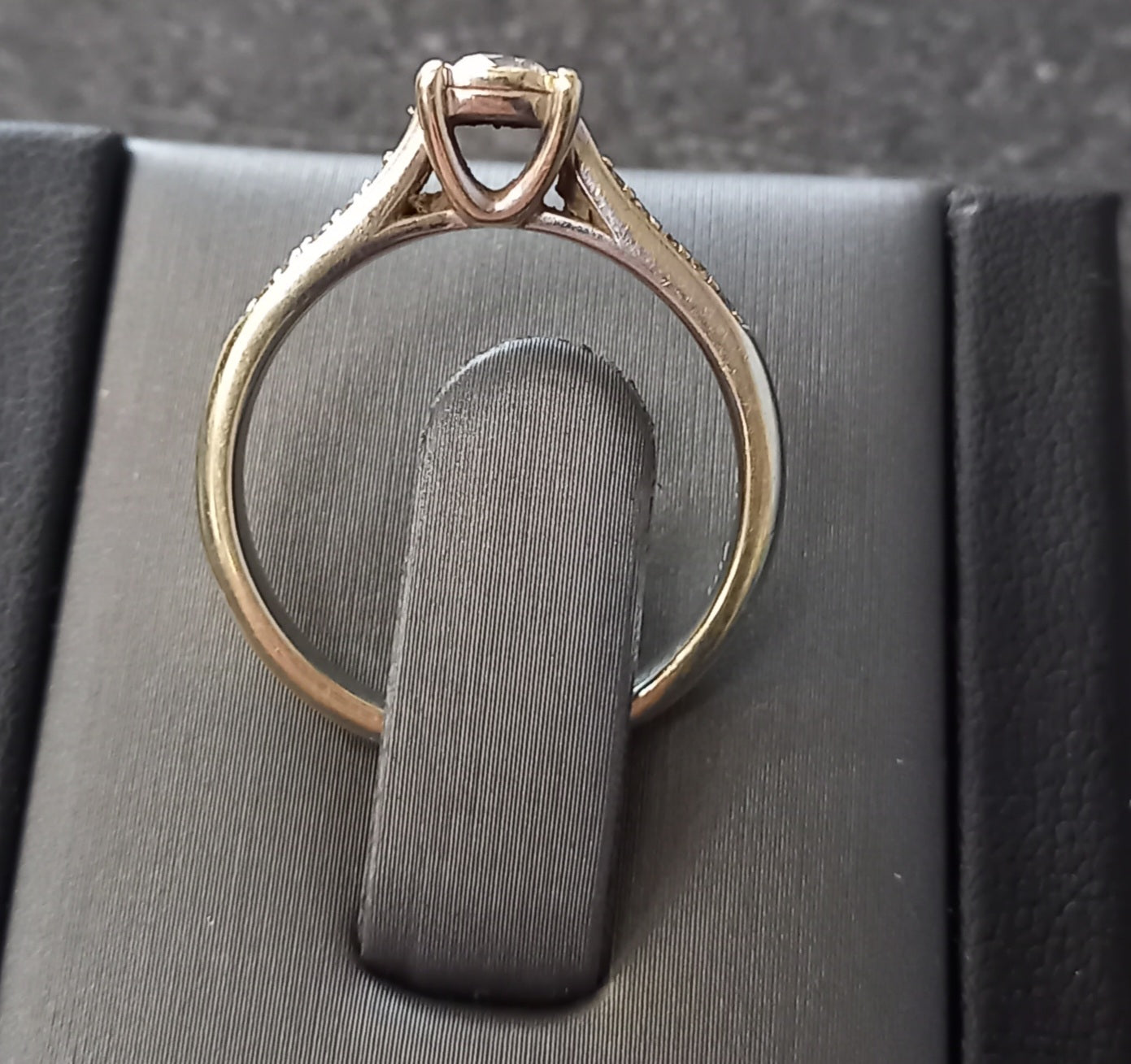 9ct White Gold Diamond Ring - Size-P 3.6g
