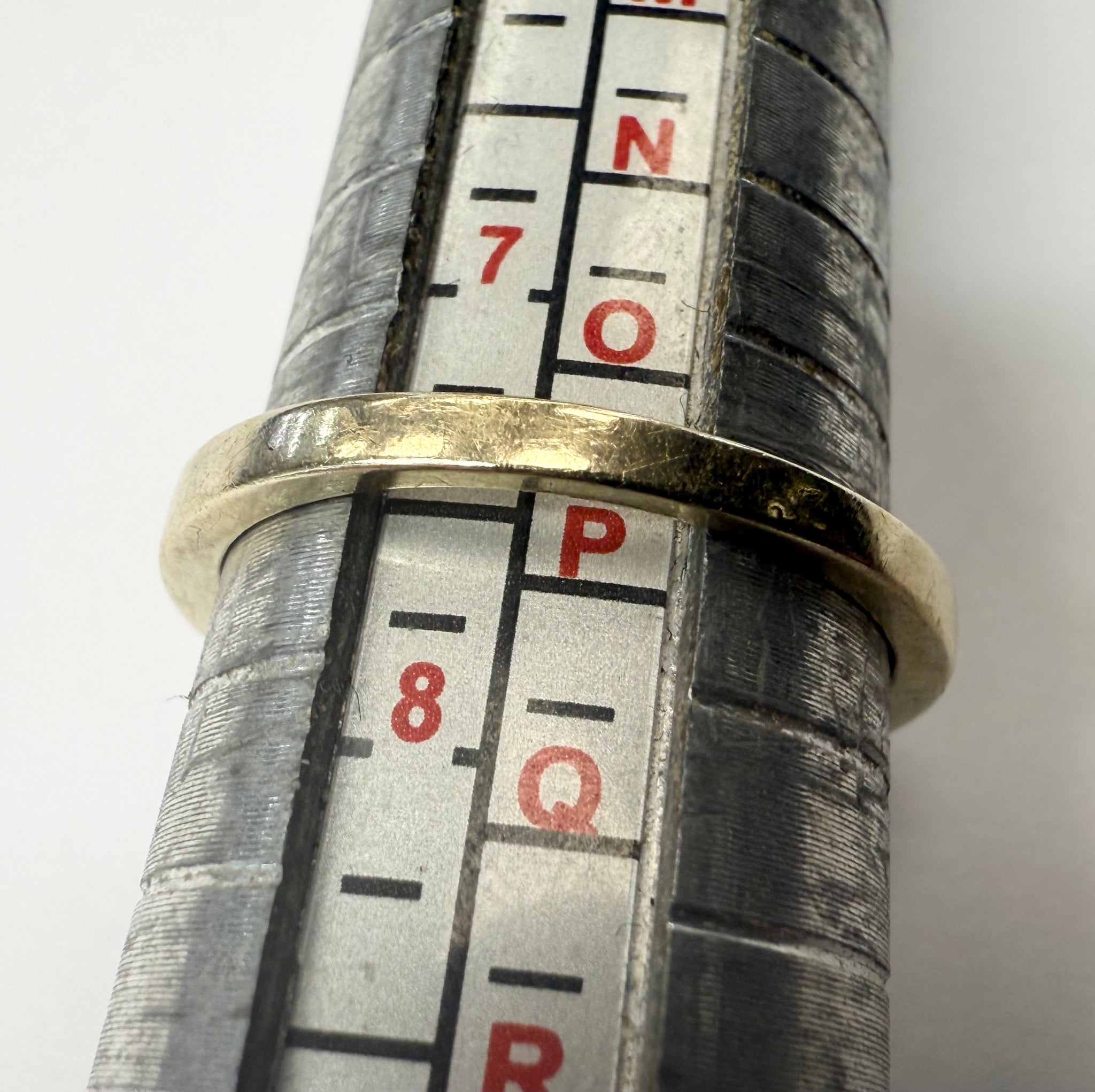 9ct yellow gold ring with diamonds size O 1/2