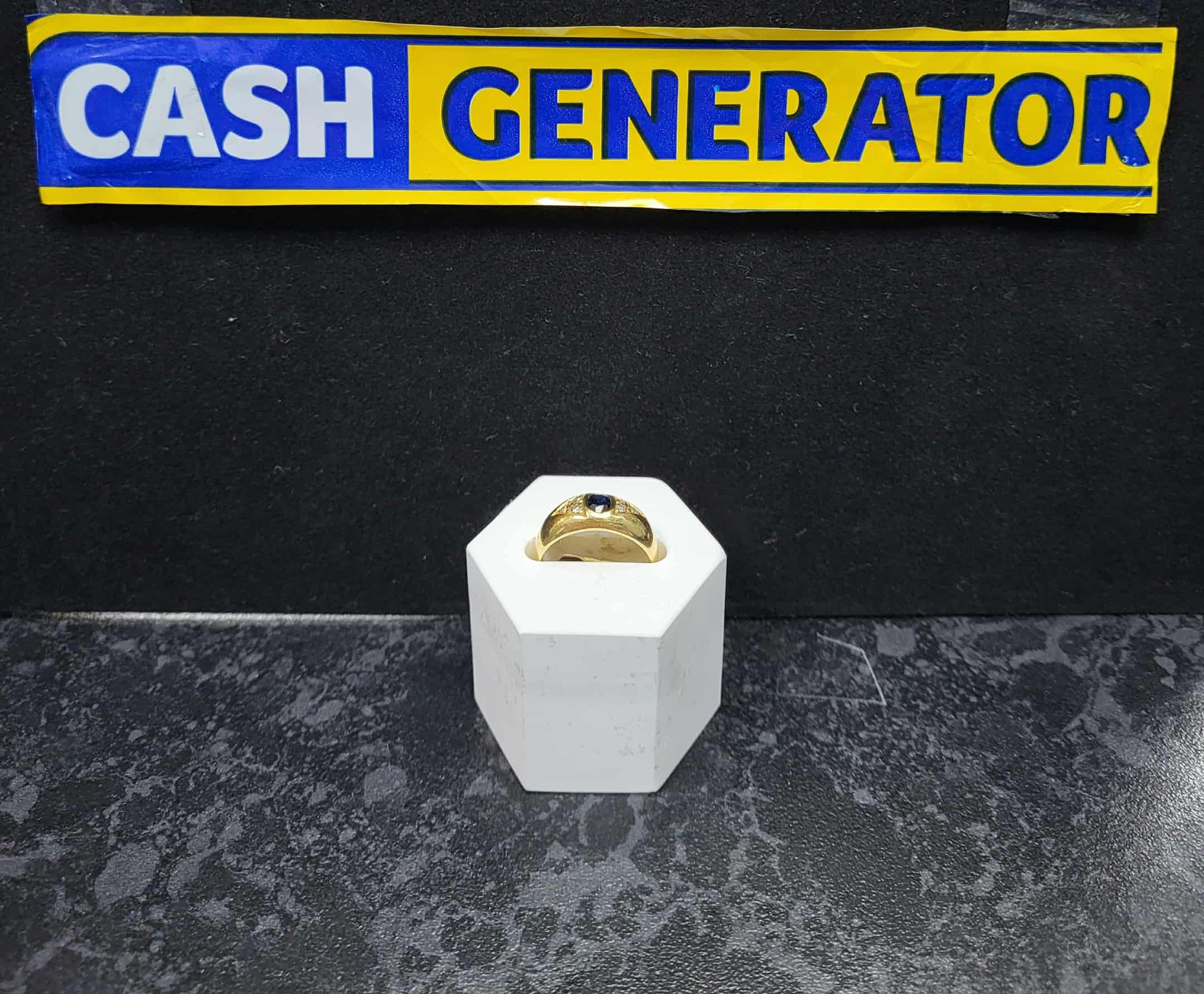 18ct Gold Black Stone Ring (Size I) 3.4g