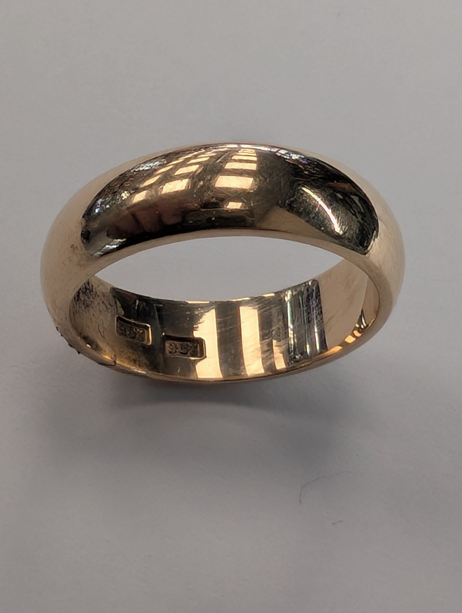 9ct Gold Wedding Band Ring - Size O 1/2