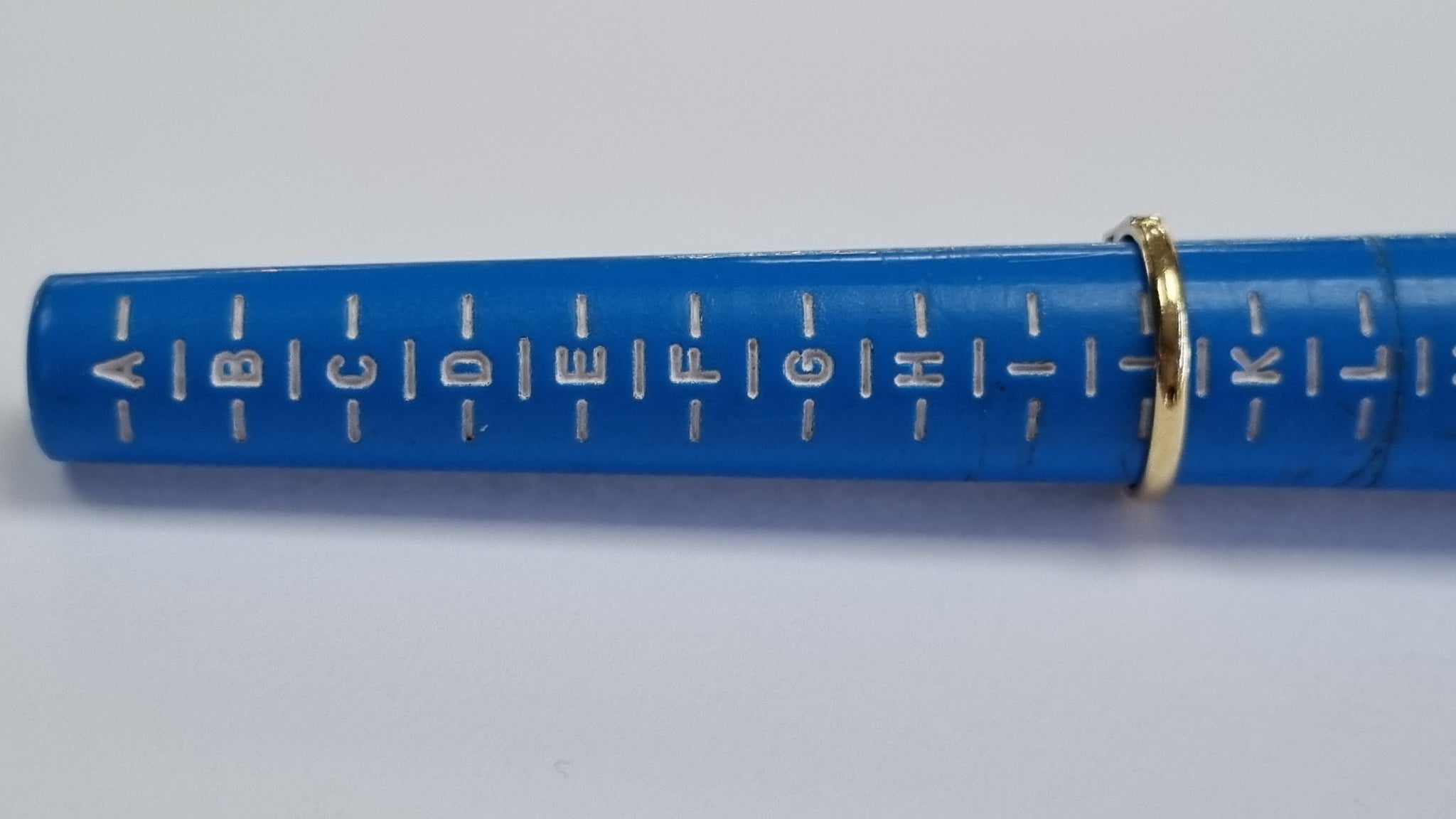 18ct gold diamond ring size J