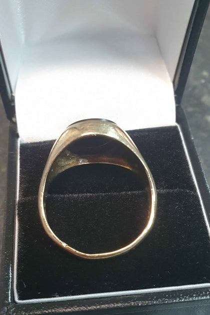9ct Yellow Gold Ring with Onyx Stone - Size V
