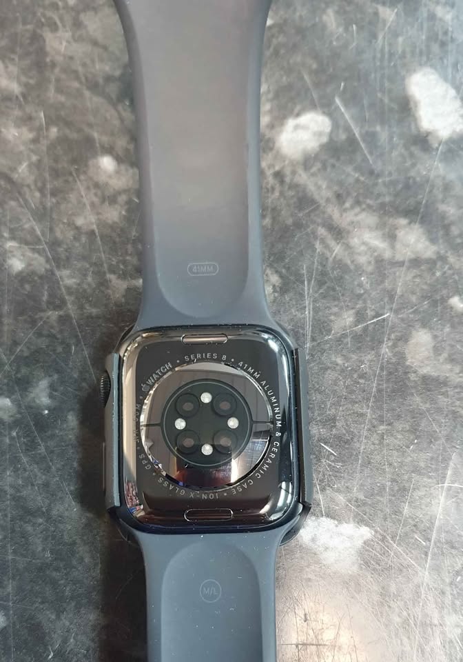 Apple Watch Series 8 (GPS, 41mm) - Midnight Aluminium Case with M/L Midnight Sport Band
