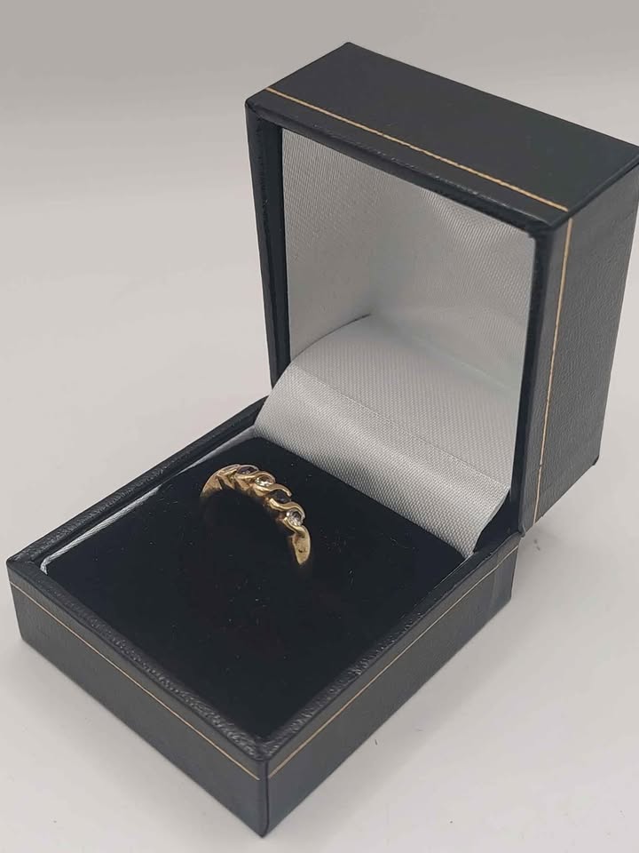 (9ct 375 Hallmarked&Tested), White And Black Stone Ring, Weight: 2.20g, Size O