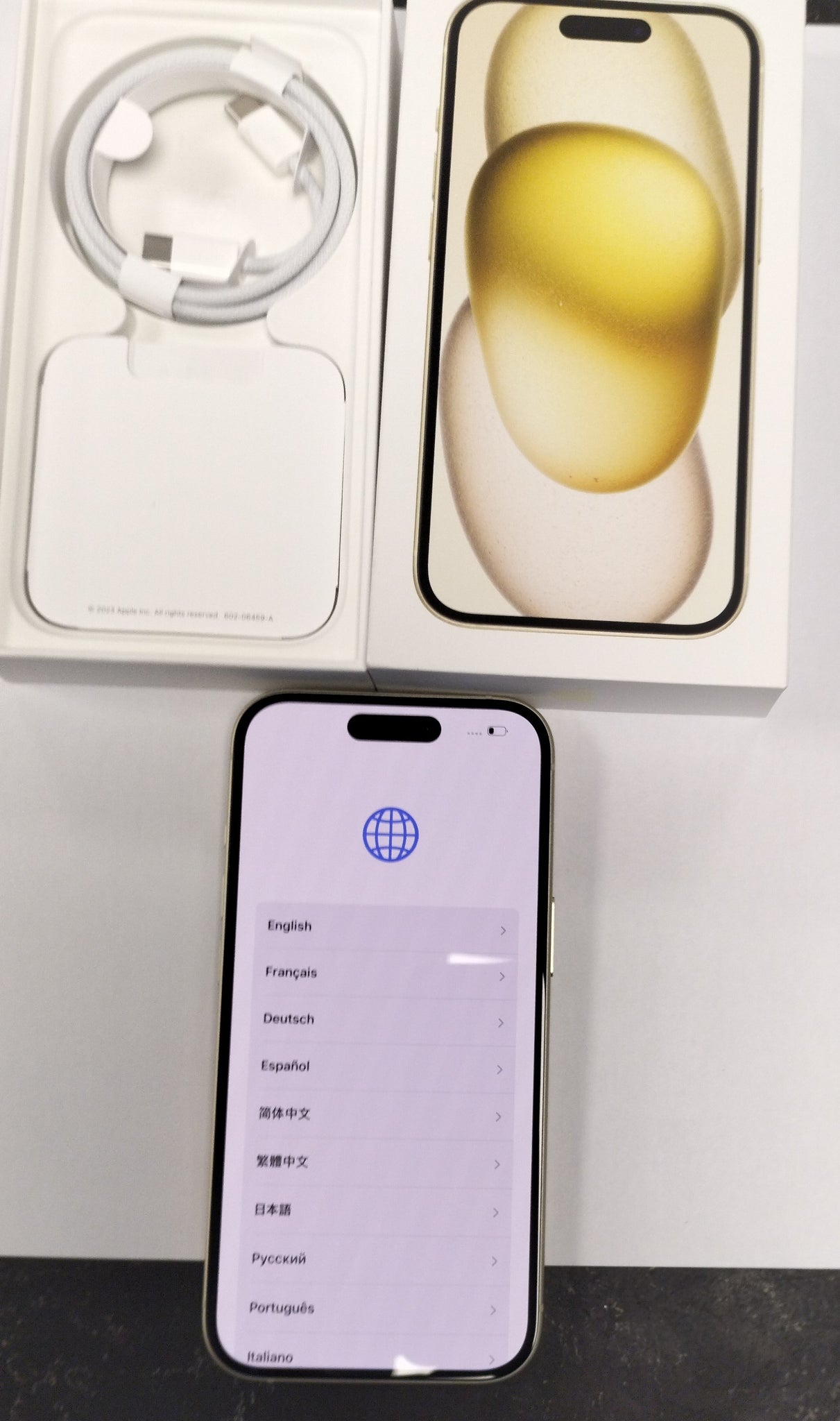 Apple iPhone 15 - 128 GB - Yellow.