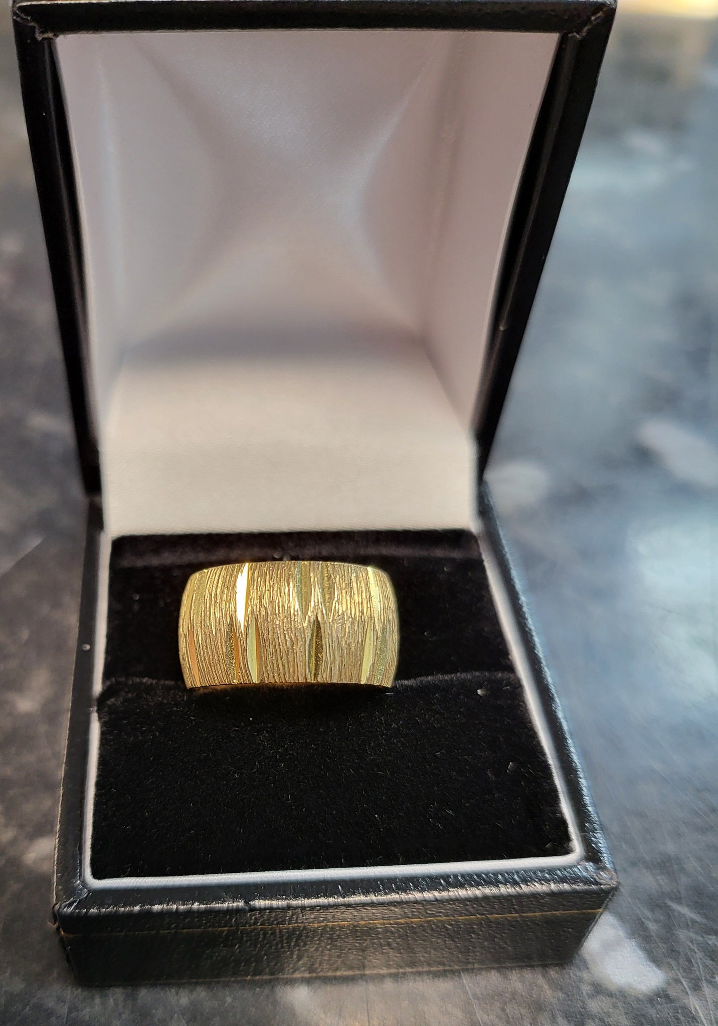 9ct Yellow Gold Patterned Band - Size L - 5.9G