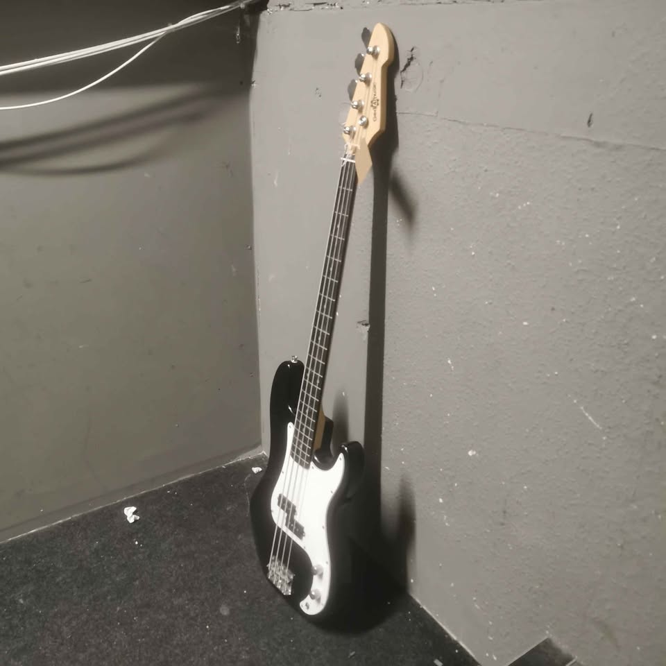 Gear4Music Black Bass Guitar