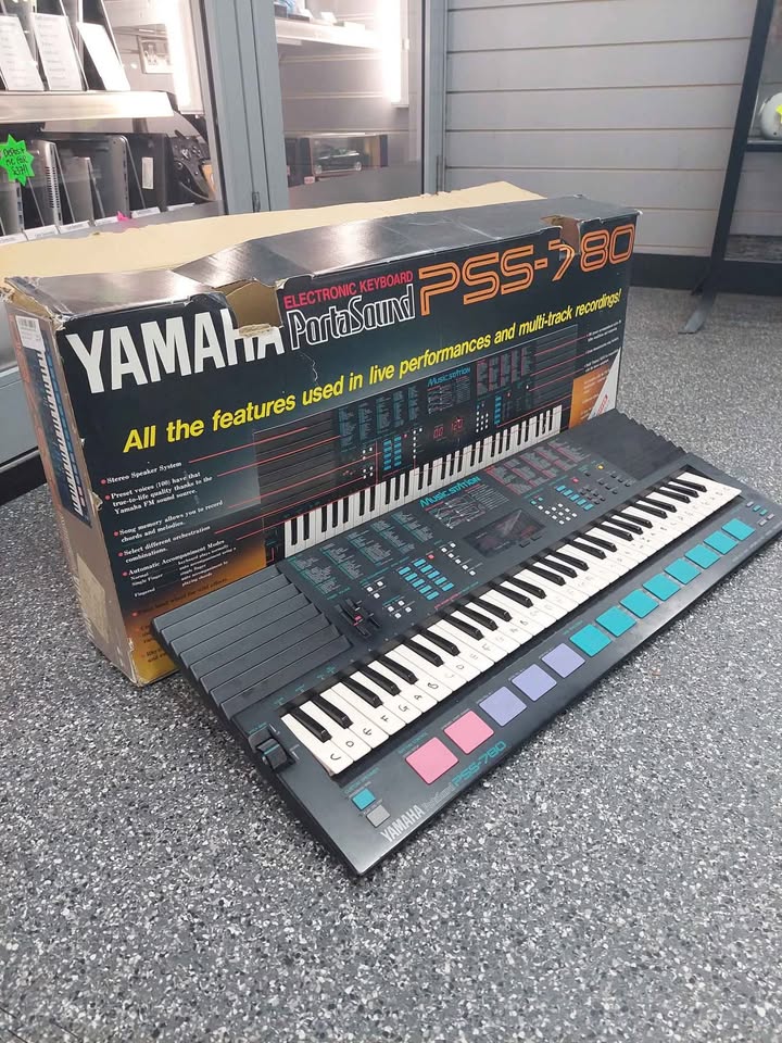 Yamaha PSS-780 Keyboard With Manual, Boxed