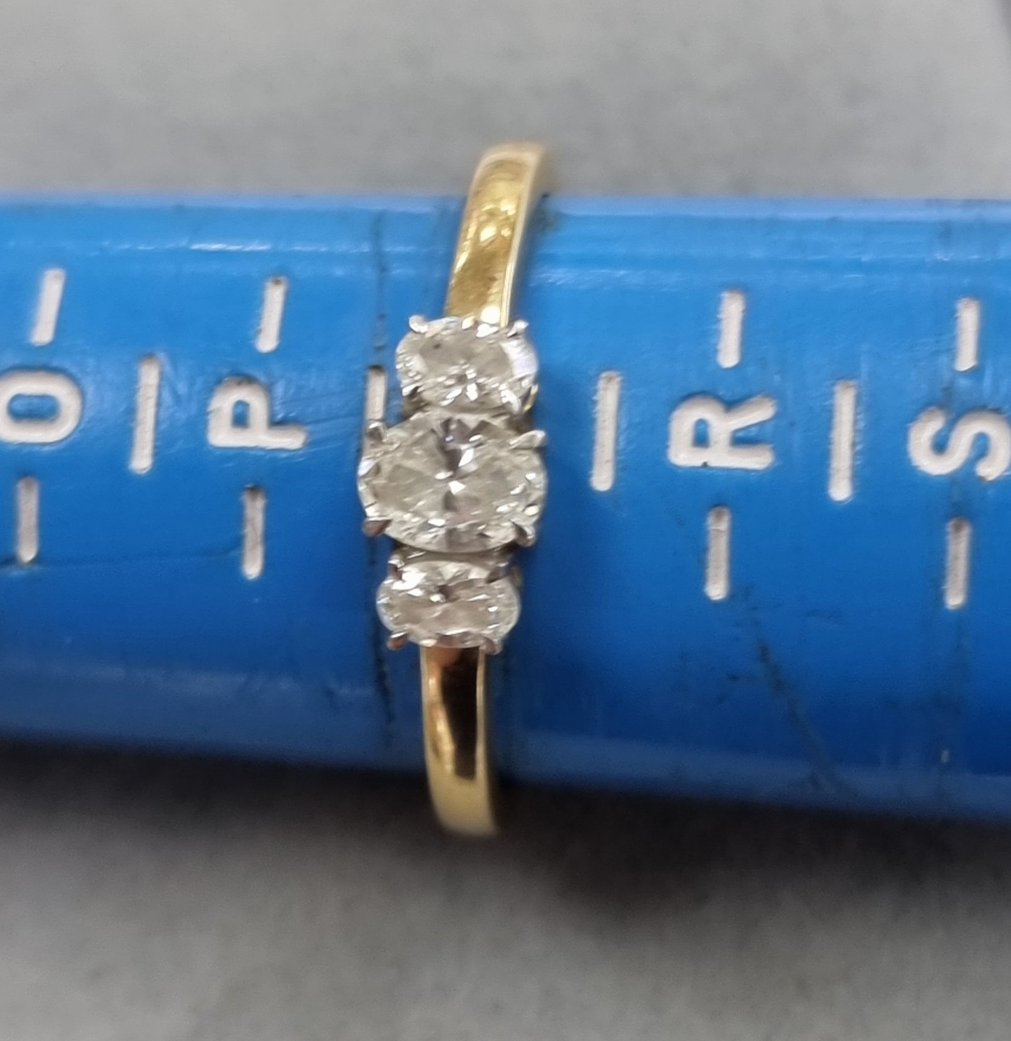 18ct Gold Diamond Ring size Q