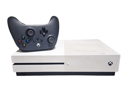 Xbox One S - 500GB - Wired Controller