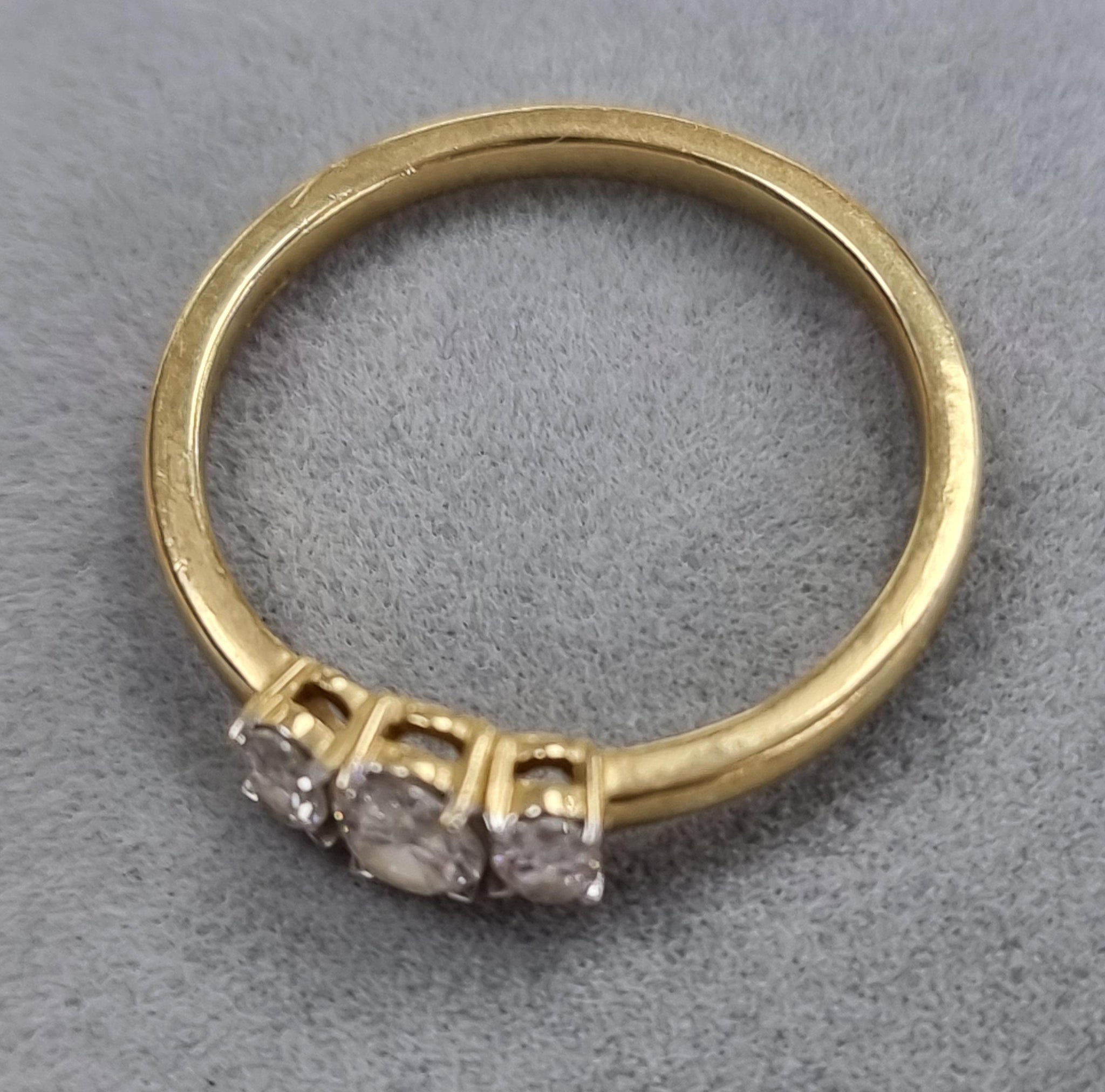 18ct Gold Diamond Ring size Q