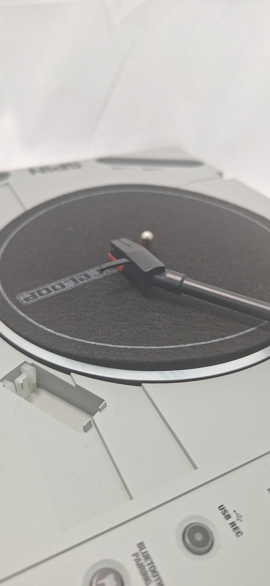 Reloop Spin Portable Turntable in foldable carry case