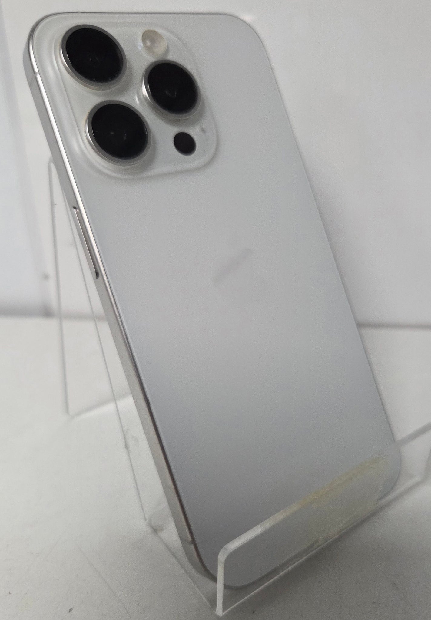 Apple iPhone 15 Pro 128GB White Titanium - Unlocked *82% Battery Health*