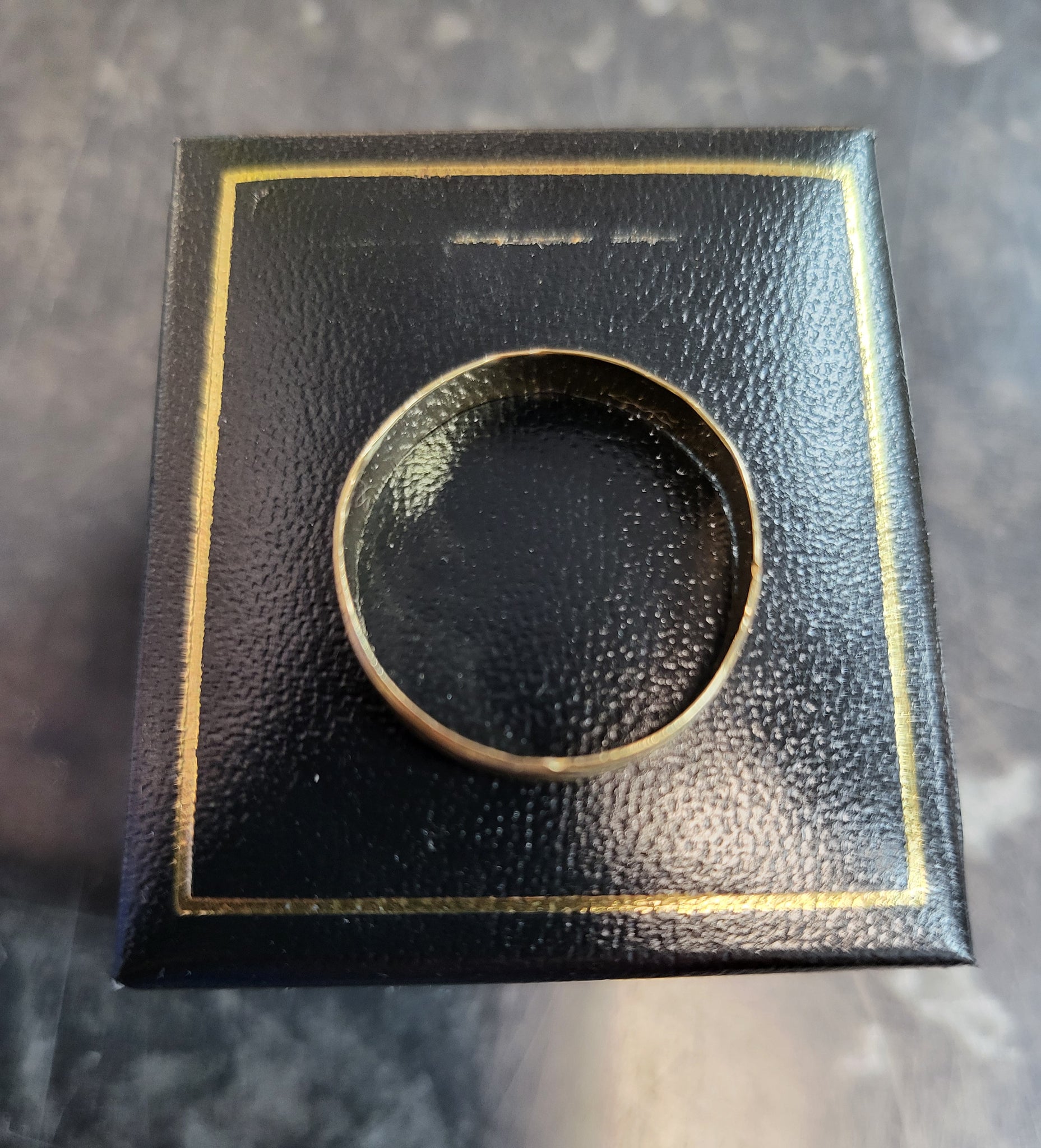 18CT - Yellow Gold Patterned Band Ring - 2.35g - Size W