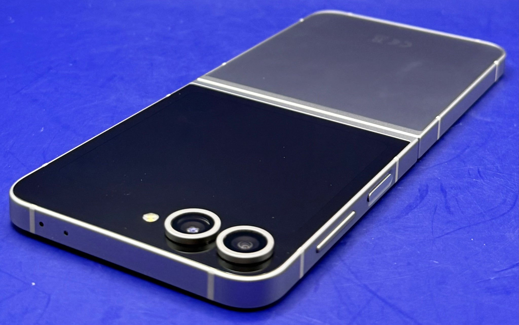 Samsung Galaxy Z Flip 6 256GB Silver Shadow Unlocked Boxed - Chesterfield