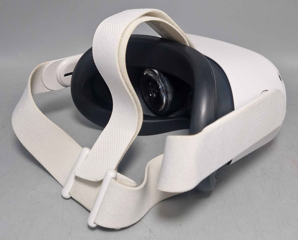 Meta/Oculus Quest 2 VR Headset (With Controllers) - 64GB | Cash