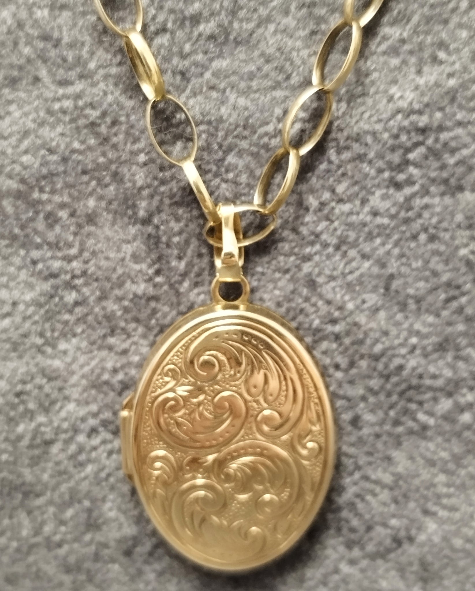 9ct Yellow gold Belcher Chain & Locket