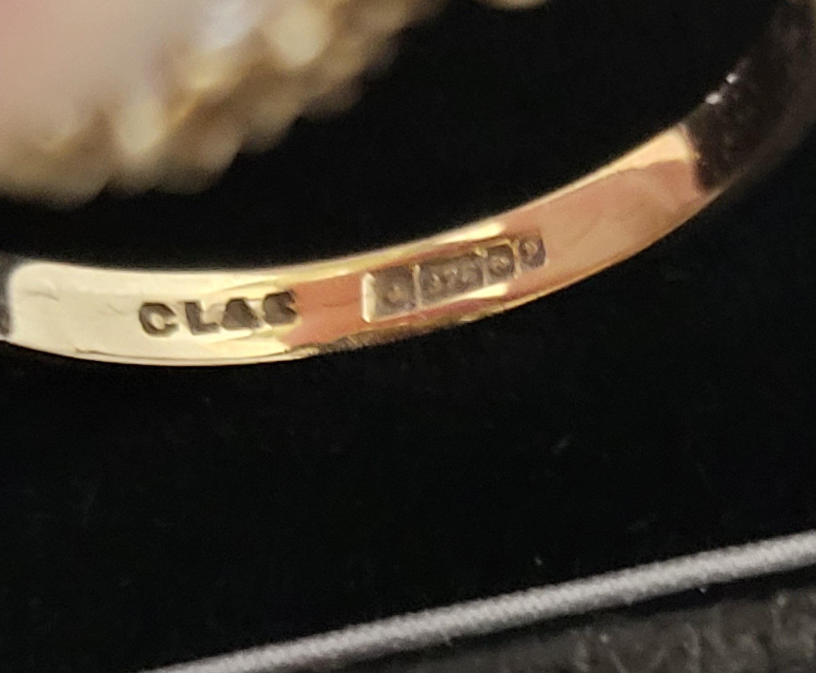 9ct Yellow Gold Ring with Clear & Purple Stones - Size N -  3.16g