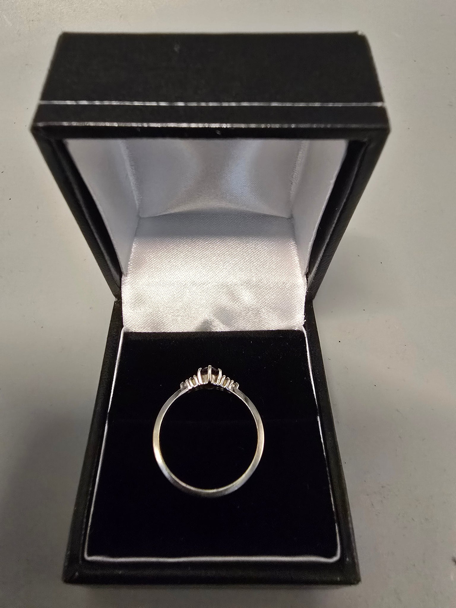 9ct White Gold Ring With Purple Stone 375 1.5G Size M