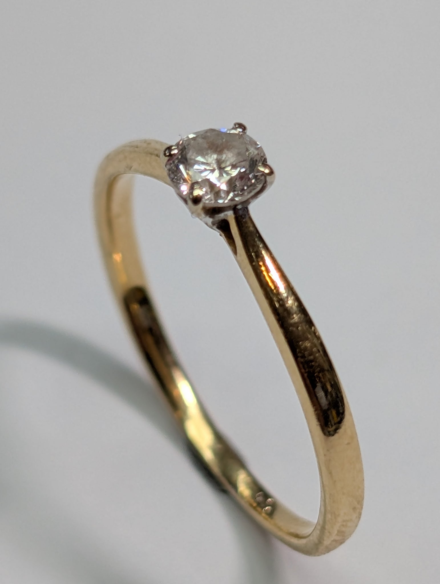 18ct Gold Diamond Ring - Size I 1/2