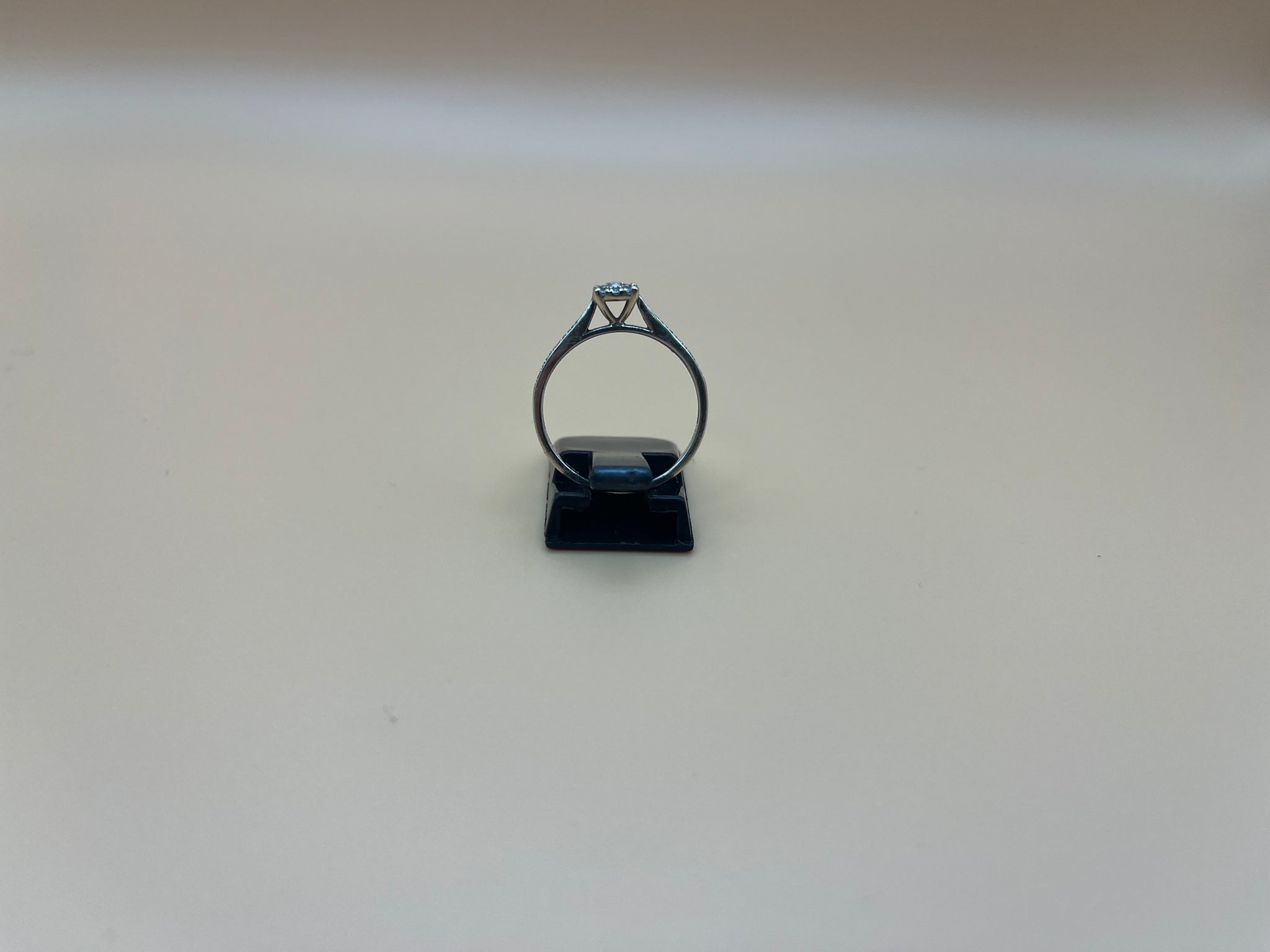 9ct gold ring with 0.15 diamonds (N)