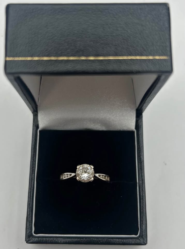 375 9CT, WHITE GOLD, RING SIZE O/7, 2.3G, Boxed