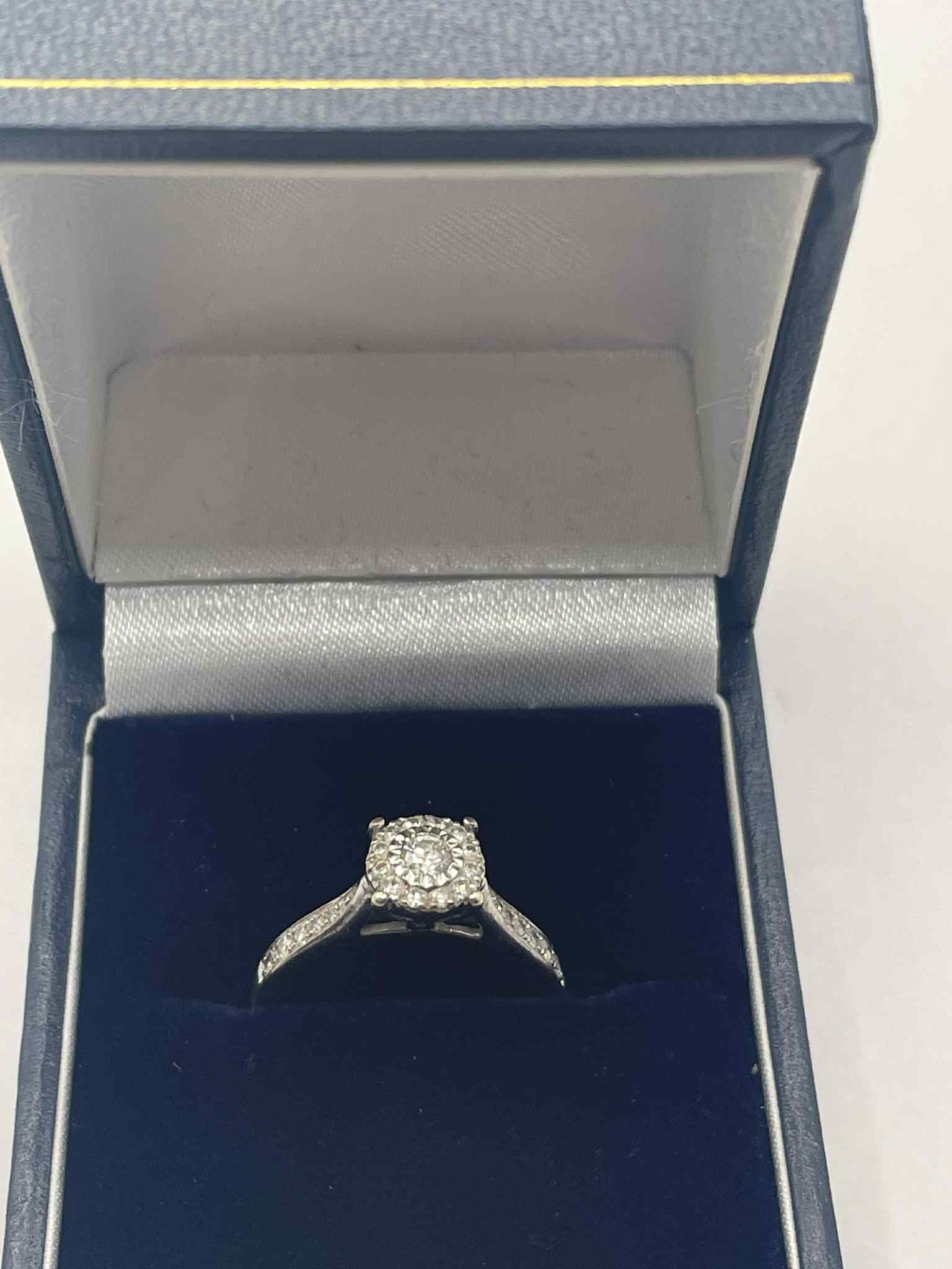 9ct white gold 0.25ct diamond cluster ring - J