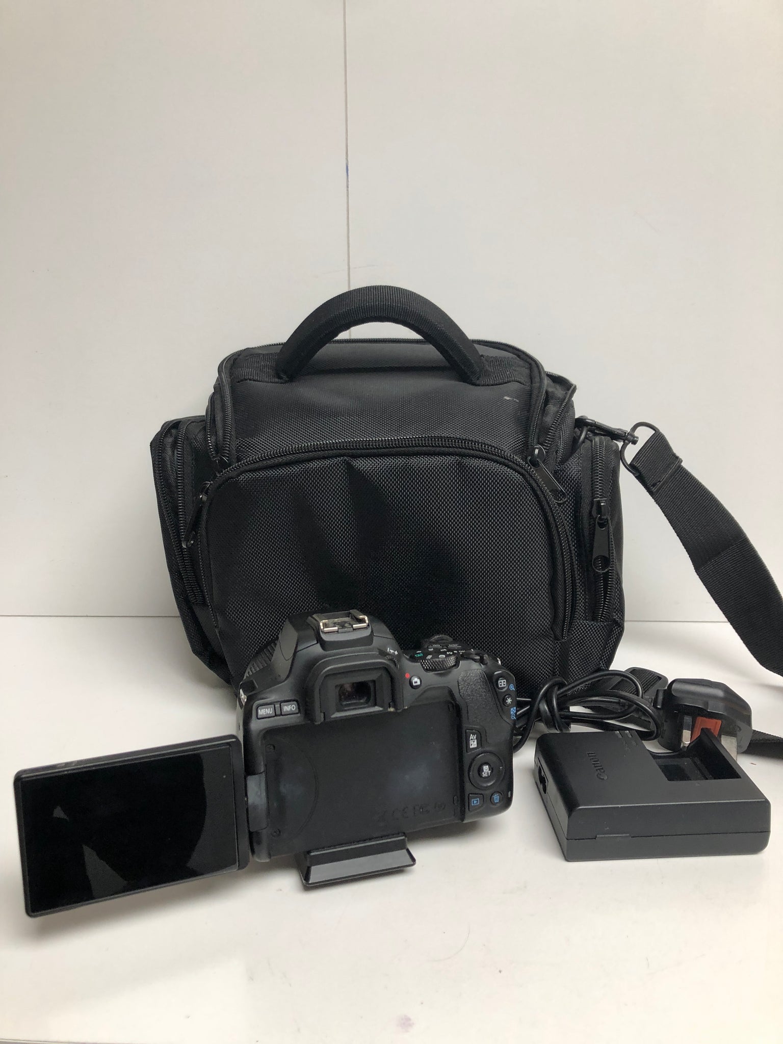 Canon EOS 250D with bag and charger