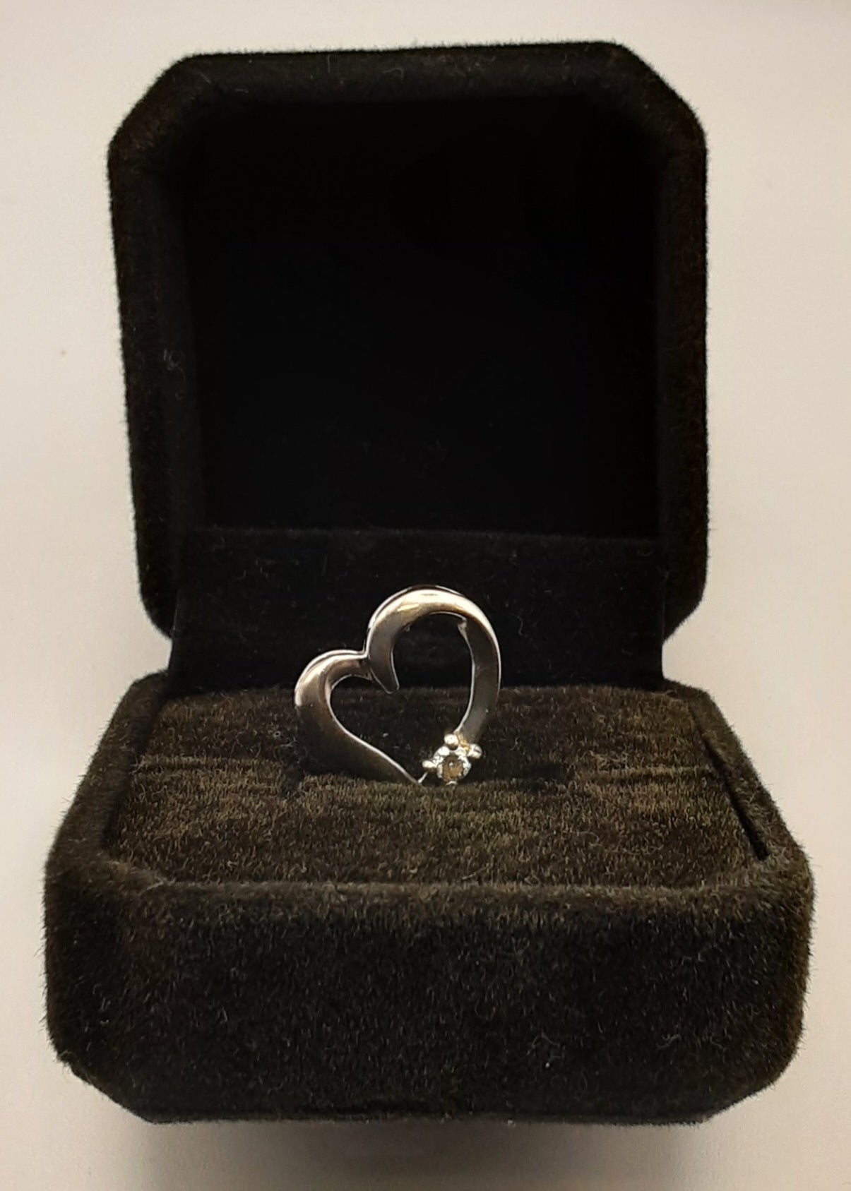 9ct white gold heart pendant