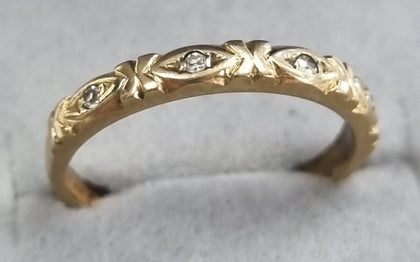 9ct gold ring with 3 diamond chips